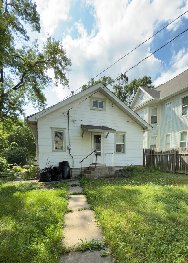 Building Photo - 2614 Dupont Ave N
