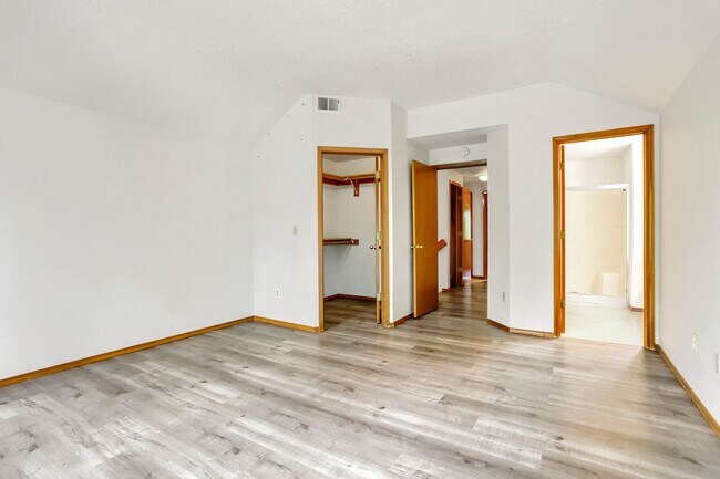 Building Photo - 3BR/2.5BA Two-Story Home in Bethany/NW Portland — Expansive Backyard Deck, Fully Fenced Yard & 2-...