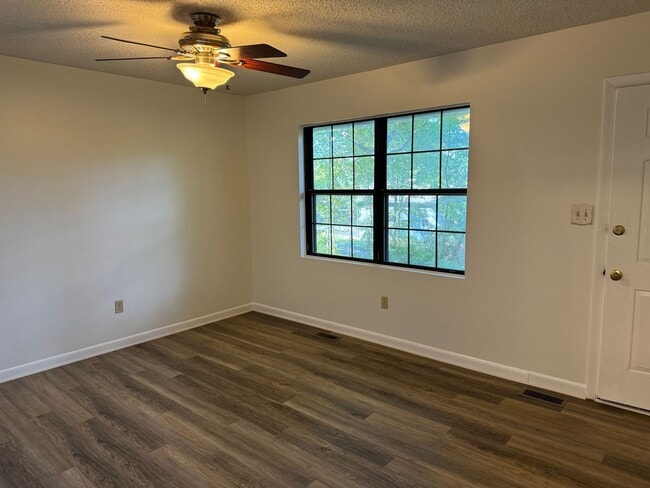 Building Photo - Black Mountain - Newly Renovated 3 Bedroom