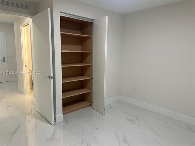 Building Photo - 700 NE 24th St