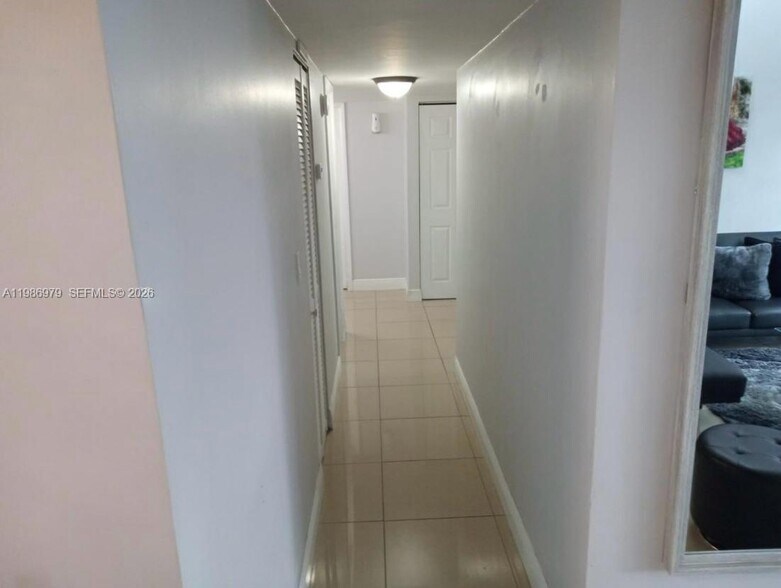 Building Photo - 8860 Fontainebleau Blvd