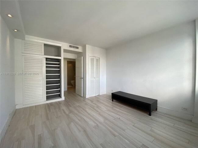 Building Photo - 1408 Brickell Bay Dr