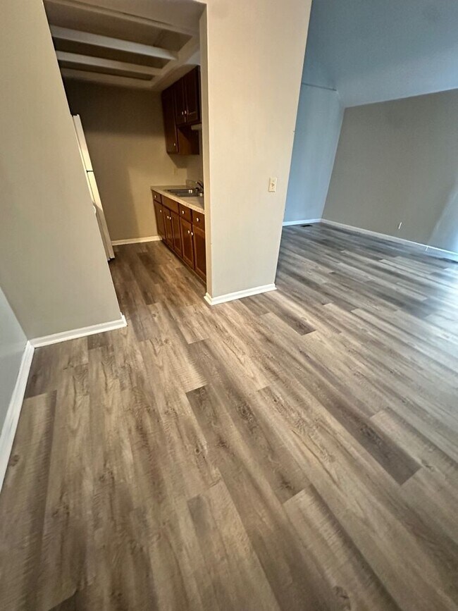 Building Photo - Spacious Townhouse Living Just Outside Dow...
