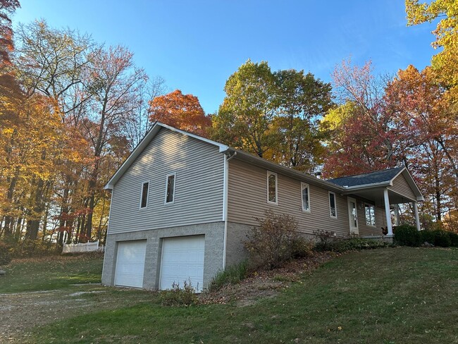 Building Photo - 4 Bedroom, 2 Bathroom House