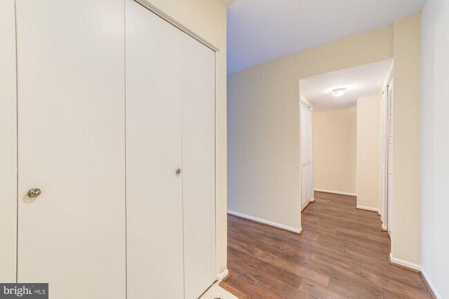 Building Photo - 9705 Kings Crown Ct