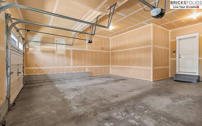 Building Photo - Natural Light-Filled Renton Home with Spac...