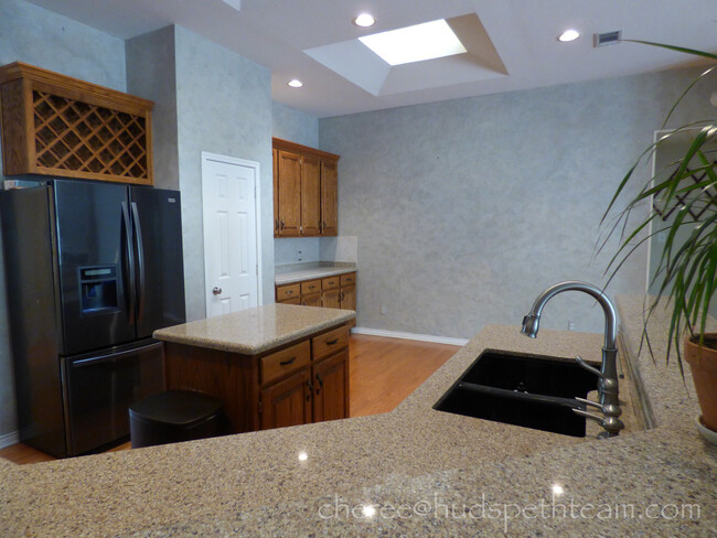 kitchen with breakfast area - 2402 Crockett Ct