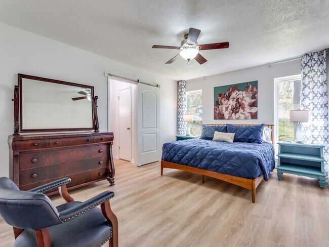 Building Photo - 2310 Oakwood Ln