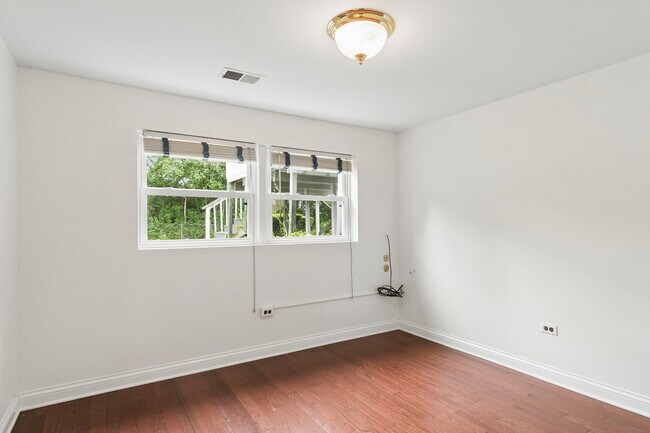 Building Photo - 710 E Valley Ln