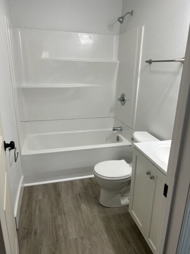 Building Photo - Spacious 3 bedroom 2 bath home with fenced...