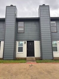 Building Photo - Gated & Affordable-Move in special!