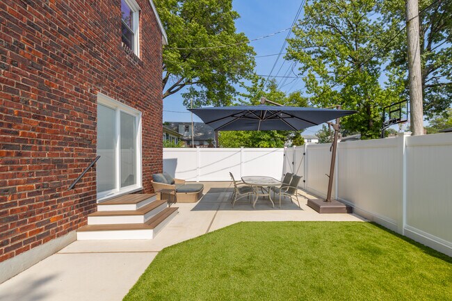 Building Photo - 165 Byrne Ave