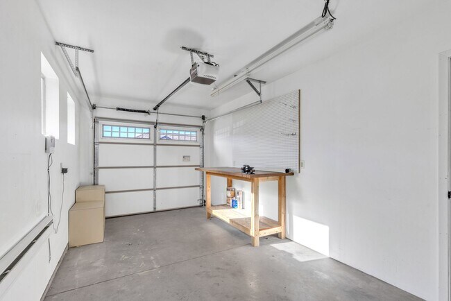 Building Photo - Spacious Single Level home with A/C & 3-ca...