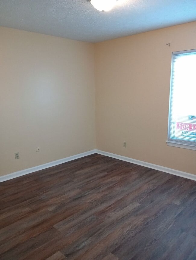 Building Photo - 2 Bed 1 Bath Apartment