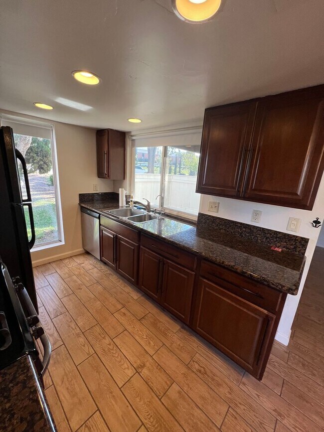 Building Photo - Beautiful 2 bedroom Condo