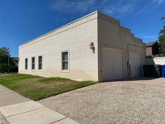 Building Photo - 601 Marsh Ln