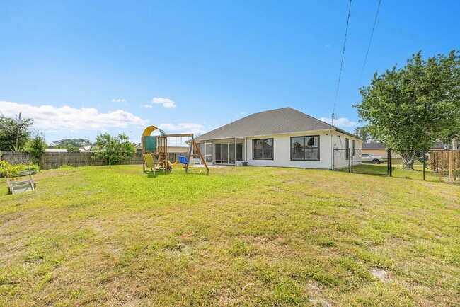 Building Photo - 333 SW Dwight Ave