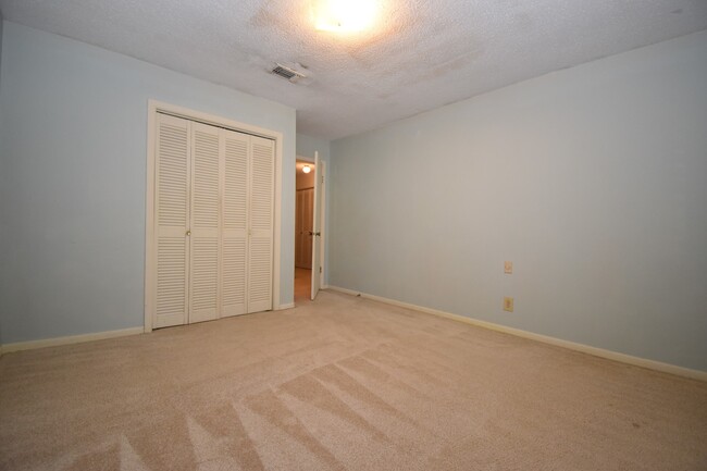 Building Photo - Spacious 3 Bed 2 Bath