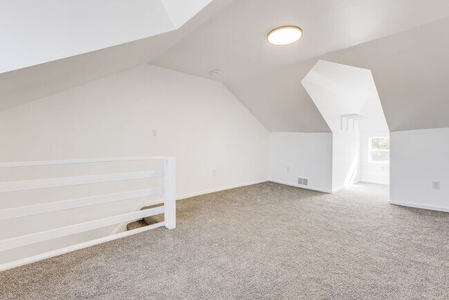 Building Photo - AVAILABLE NOW - Beautiful 3 Bedroom Home w...