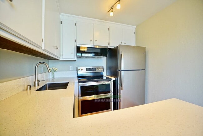 Building Photo - 575 Larkspur Plaza Dr