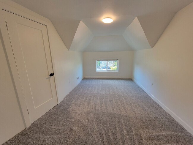 Building Photo - Don’t Miss This! Spacious 2 Bed, 2 Bath in North Portland