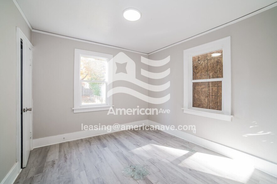 Building Photo - 608 E Thrush Ave