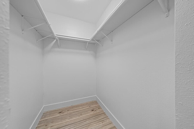 Building Photo - 606 S Sunshine Ave