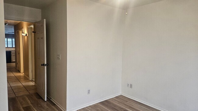 Building Photo - Great NW home with POOL & SOLAR!