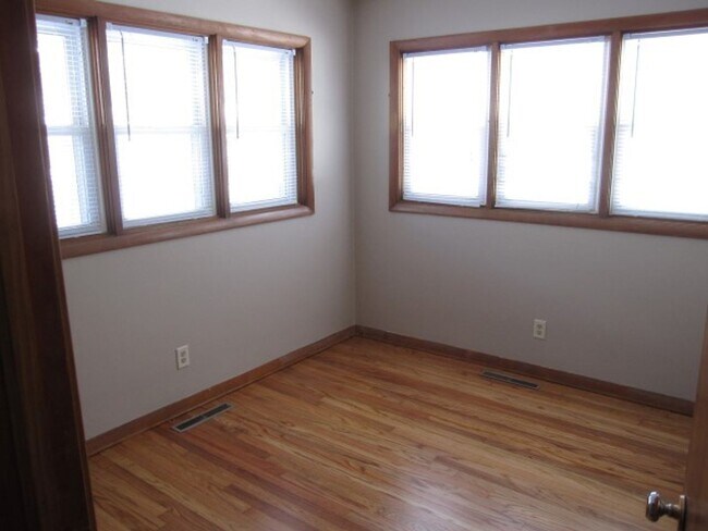 Building Photo - Great Home Near Schools And Shopping