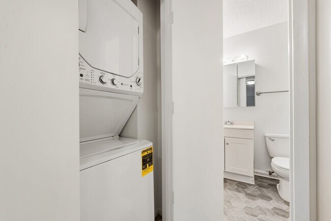 Building Photo - Two bedroom updated paint, carpet washer/dryer included in unit - Immediate Move In