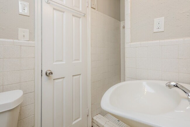 Building Photo - 1201 Valerie Woods Dr