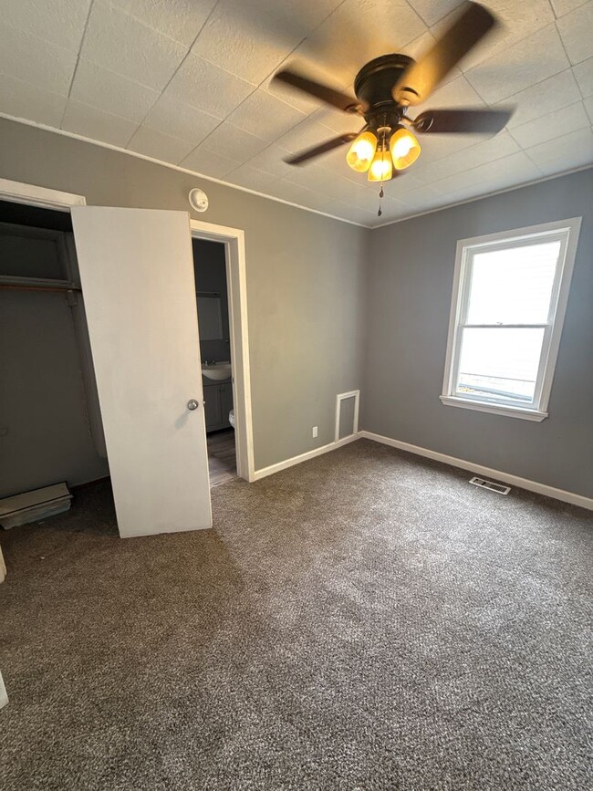 Building Photo - 3 bedroom/1 bathroom house