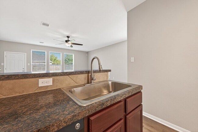 Building Photo - 2810 Meadowbrook Lane