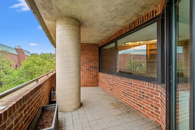 Building Photo - 1015 33rd St NW