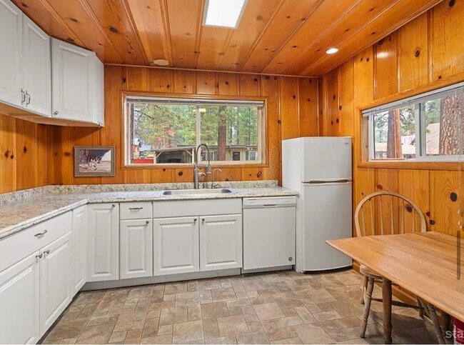 Building Photo - FOR RENT