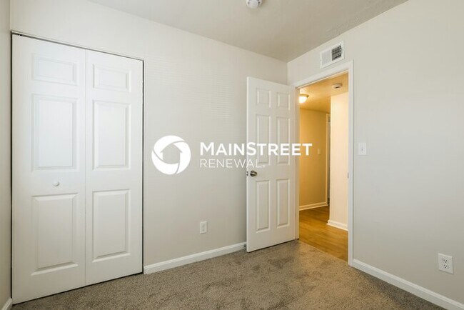Building Photo - 5 Bedroom Pet-Friendly Home in Louisville, KY with Main Street Renewal