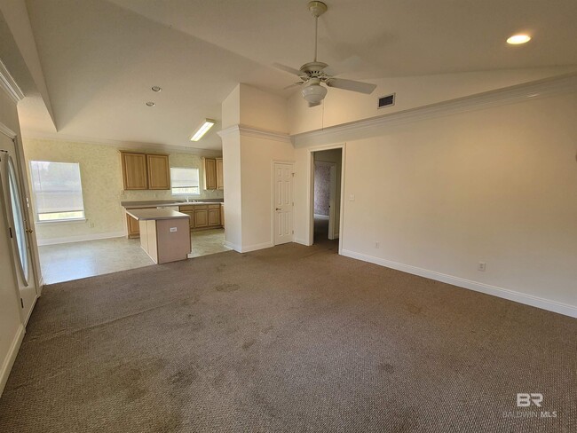 Building Photo - 645 E 22nd Ave