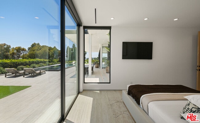 Building Photo - 365 Trousdale Pl