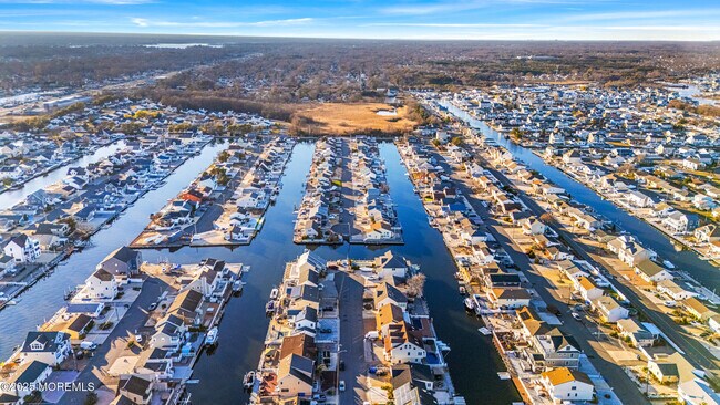 Building Photo - 3456 E Thistle Ave