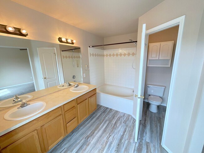 Building Photo - 5 Bedroom Home Available Near Briargate Pkwy & Austin Bluffs Pkwy!