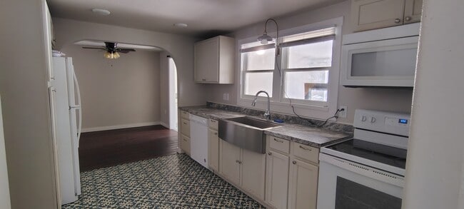 Building Photo - 112 W Park St