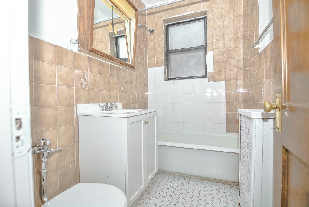 Building Photo - 629 W Belmont Ave