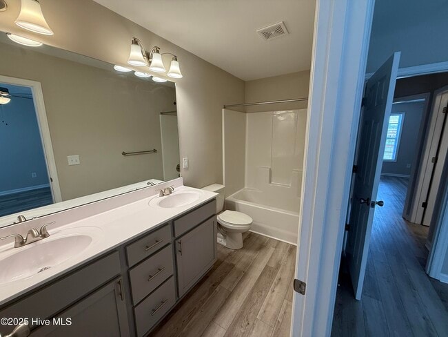 Building Photo - 321 S Pointe Dr