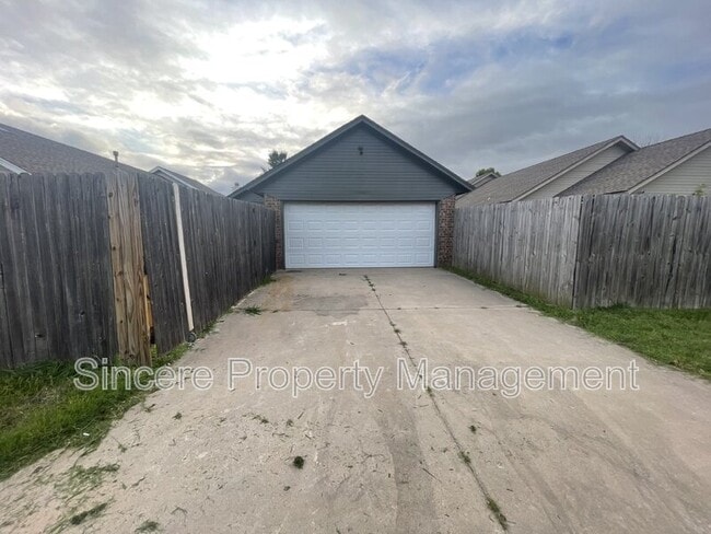 Building Photo - 2121 Lonnie Ln