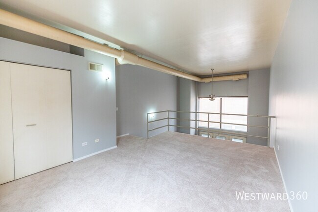 Building Photo - 1100 W Cornelia Ave