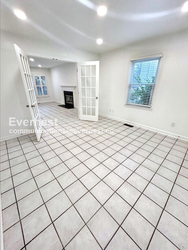 Building Photo - 3501 Shaker Dr