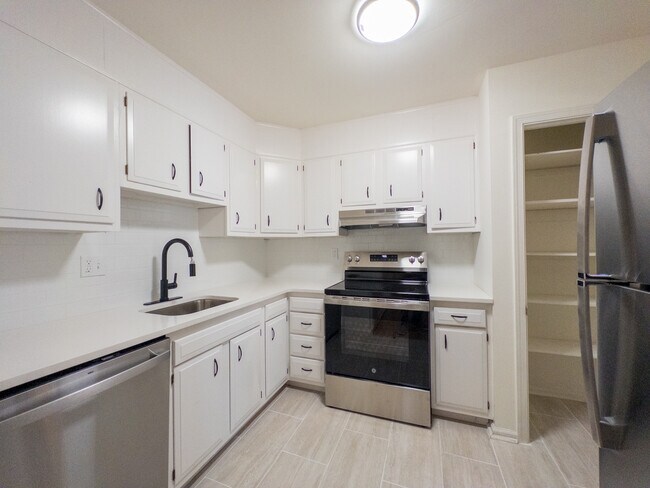 Kitchen | Hampshire Place - Hampshire Place Townhomes