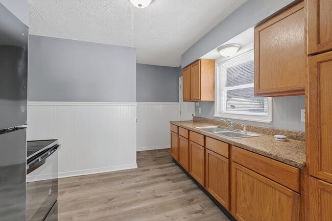 Building Photo - Updated 3-bed Home By Wes Montgomery Park