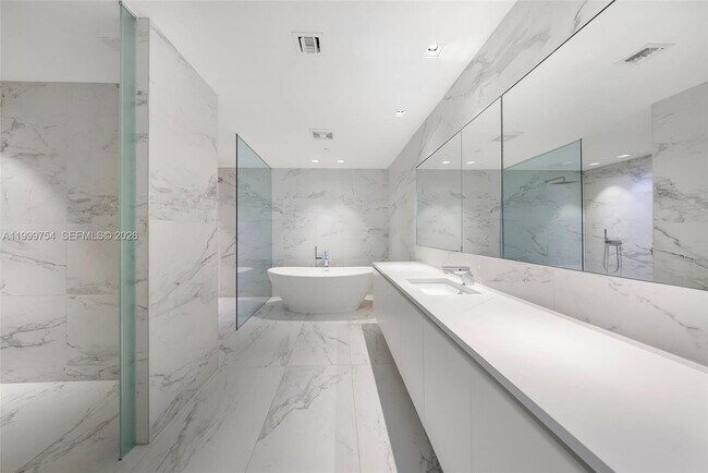 Building Photo - 1000 Biscayne Blvd