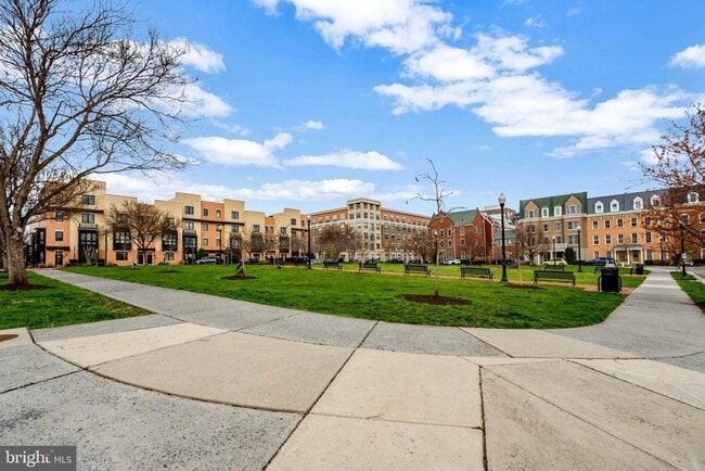 Building Photo - 711 McKenzie Ave